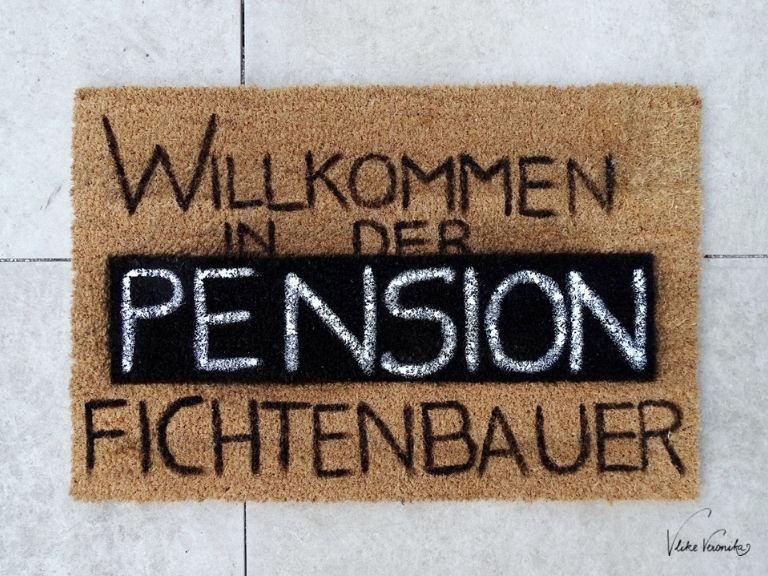 Gestalte eine personalisierte Türmatte aus Kokos mit Acrylfarbe und Lackspray als selbst gemachtes Geschenk zur Pension.