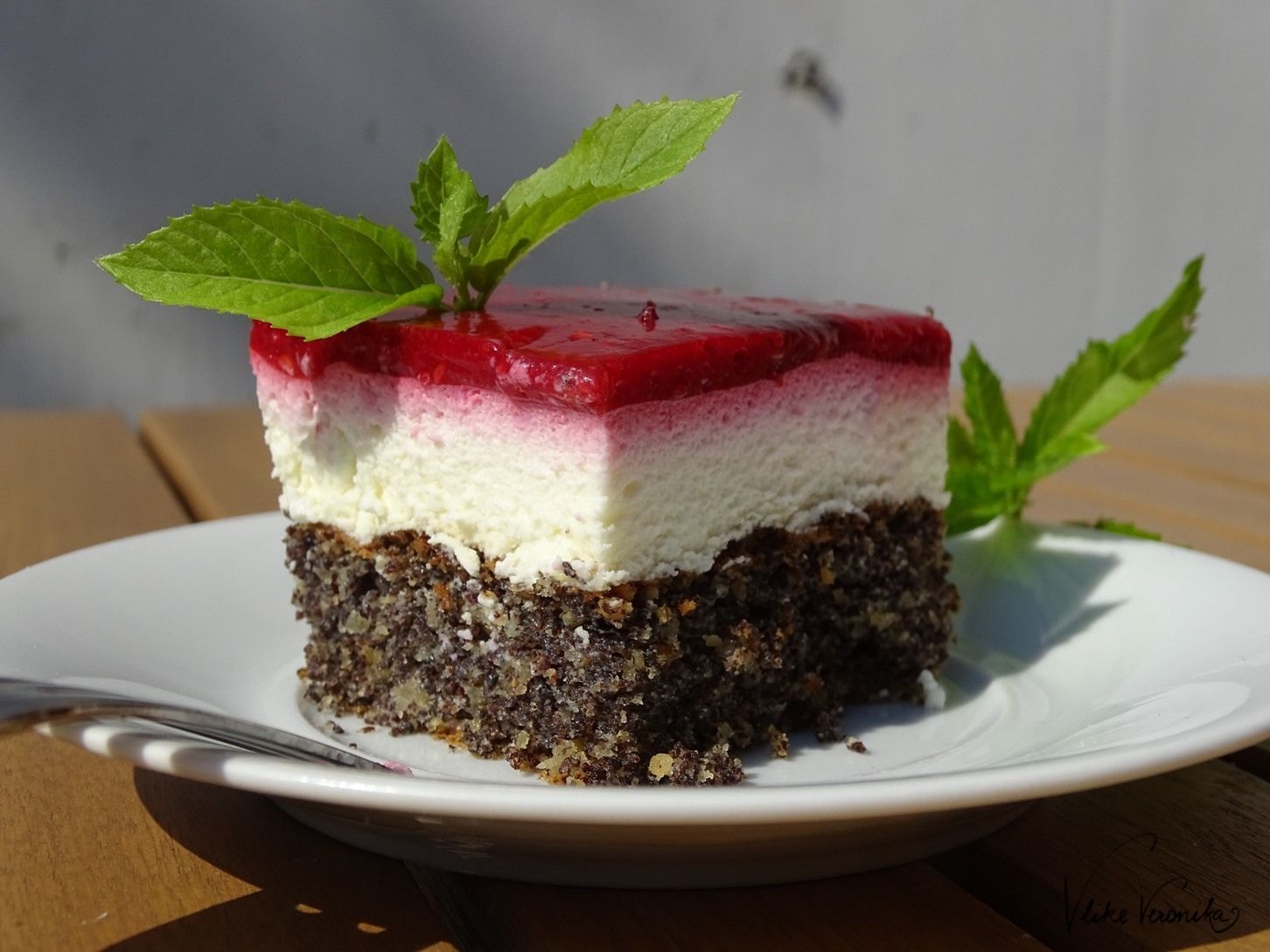 Du kannst die Mohn-Topfentorte mit Himbeerspiegel als Kuchen backen.