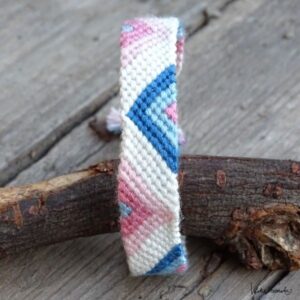 Pastellfarbene Armbänder mit Dreieckmuster.