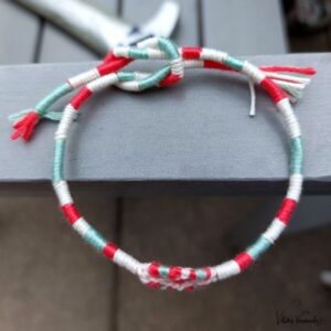 Gewickelte Haarsträhnen mit Garn kannst Du auch als Armband machen.