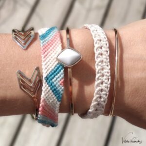 Sommerliche Makramee-Armbänder kannst Du zu Armreifen aus Gelbgold kombinieren.