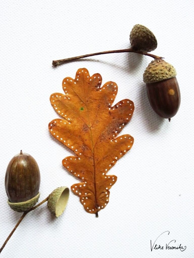 Eine Bastelidee für Kinder im Herbst: Eichenblätter bemalen.
