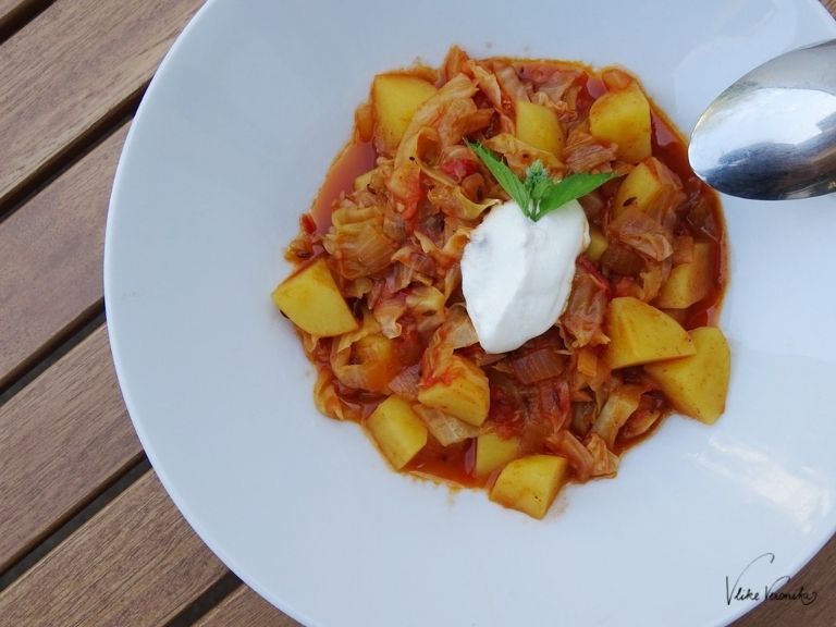 Das Kraut-Kartoffel-Tomaten-Gulasch ist ein vegetarisches Rezept für Gemüse, das im Herbst Saison hat.