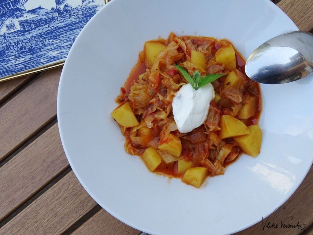 Saisonal kochen im Herbst: Das vegetarische Rezept für Weißkraut für ein Kraut-Kartoffel-Tomaten-Gulasch findest Du bei VlikeVeronika