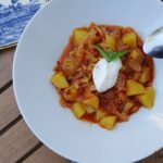Saisonal kochen im Herbst: Das vegetarische Rezept für Weißkraut für ein Kraut-Kartoffel-Tomaten-Gulasch findest Du bei VlikeVeronika