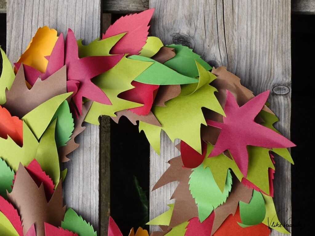 Ein tolles DIY-Projekt für den Herbst ist ein Blätterkranz aus buntem Papier.