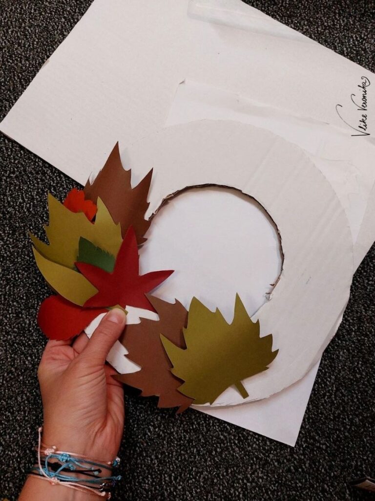 Der Blätterkranz aus Papier ist ein tolles Upcycling-DIY-Projekt für Papier- und Kartonreste.