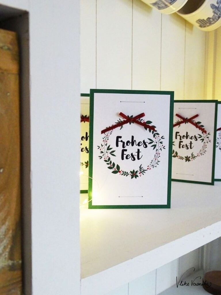 Die elegante Weihnachtskarte mit Kranzmotiv und "Frohes Fest" Aufschrift kannst Du Dir einfach selbermachen.