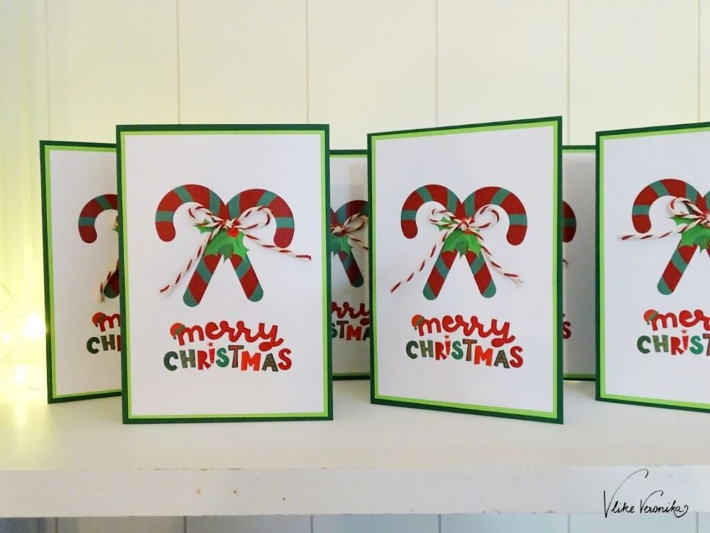 Fröhliche Weihnachtskarten mit Candy-Cane-Motiv und Holly-Blättern.