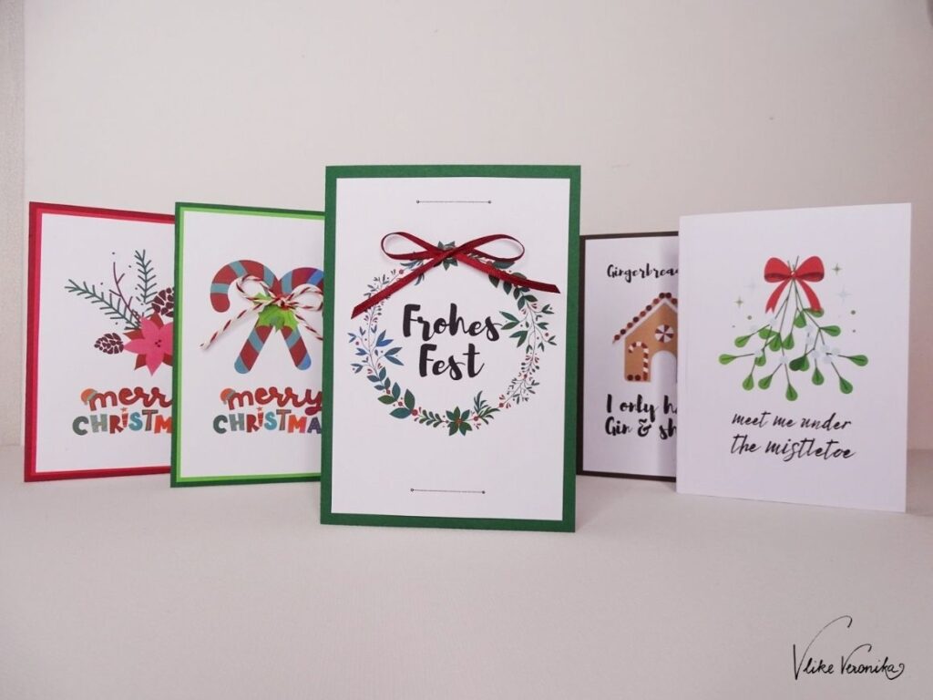 Deutsche und englische Weihnachtskarten zum Herunterladen und Ausdrucken gibt es bei DIY-Bloggerin Veronika Fischer aus Wien.