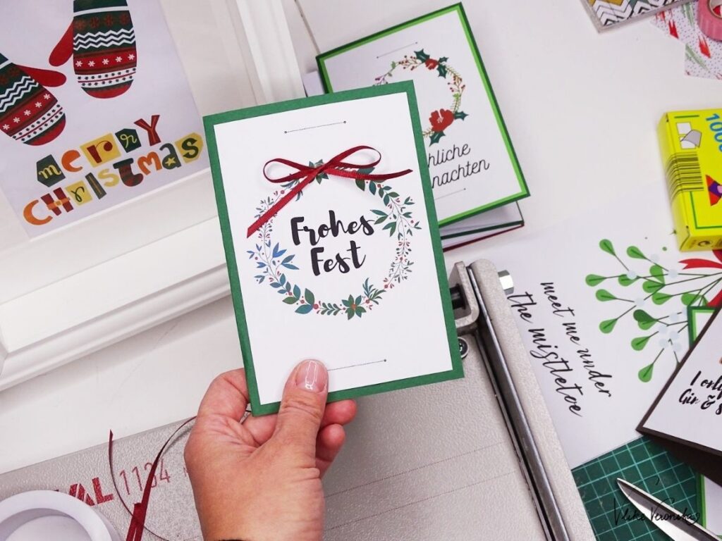 Weihnachtskarten mit Kranz und "Frohes Fest"-Aufdruck zum Ausdrucken.
