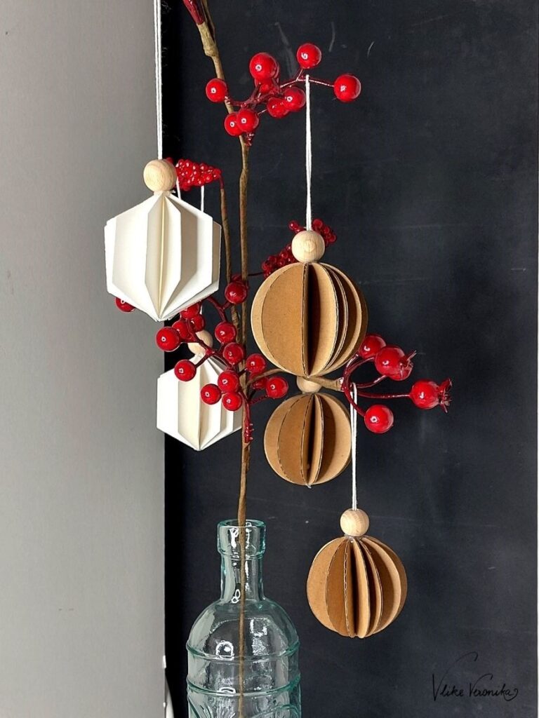 Eleganter Christbaumschmuck im Boho-Stil aus Karton und Papier zum Selbermachen.