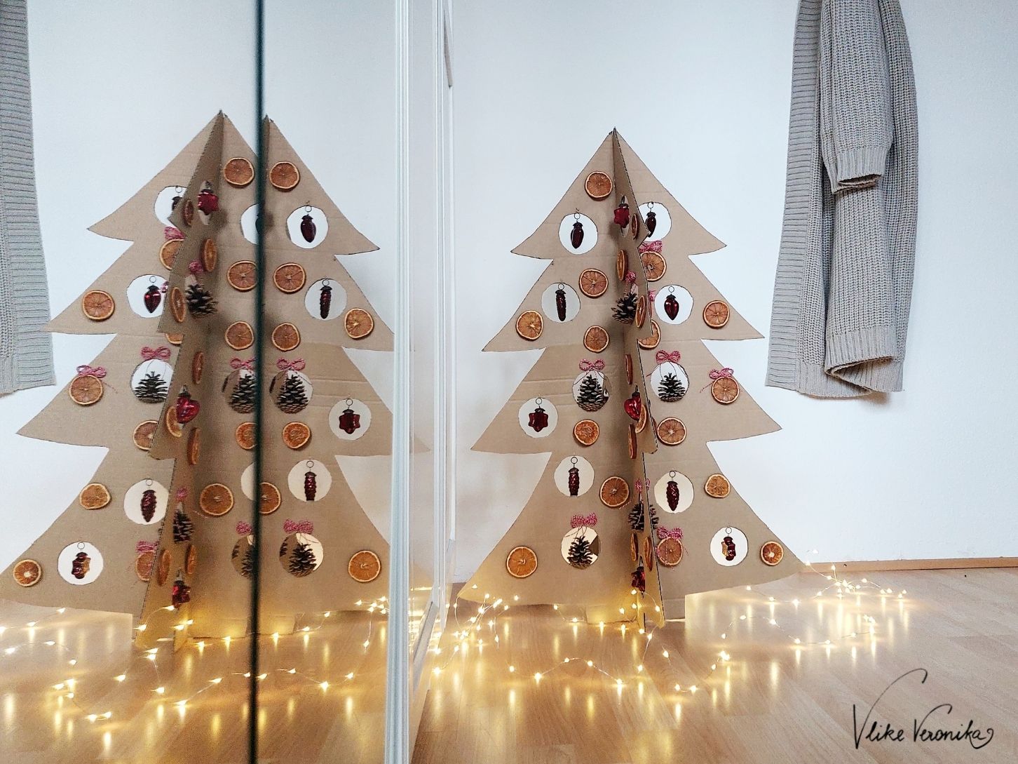 Bastelanleitung für einen Weihnachtsbaum aus Karton zum Basteln mit Pappe.