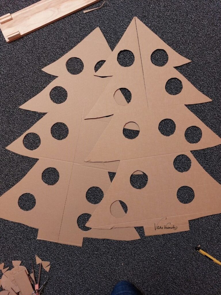 Bastelidee im Advent mit Karton: Ein Christbaum aus Papier ist nachhaltig und hübsch.