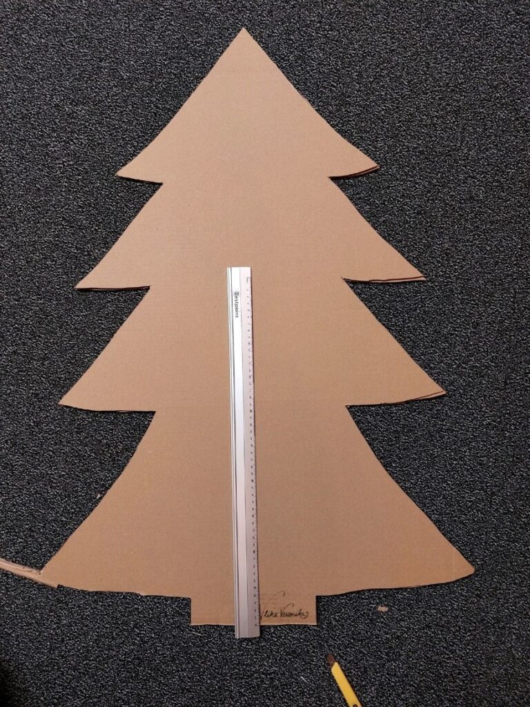 Ein Weihnachtsbaum aus Karton kann durch das Zusammenstecken der beiden Teile zum Stehen gebracht werden.