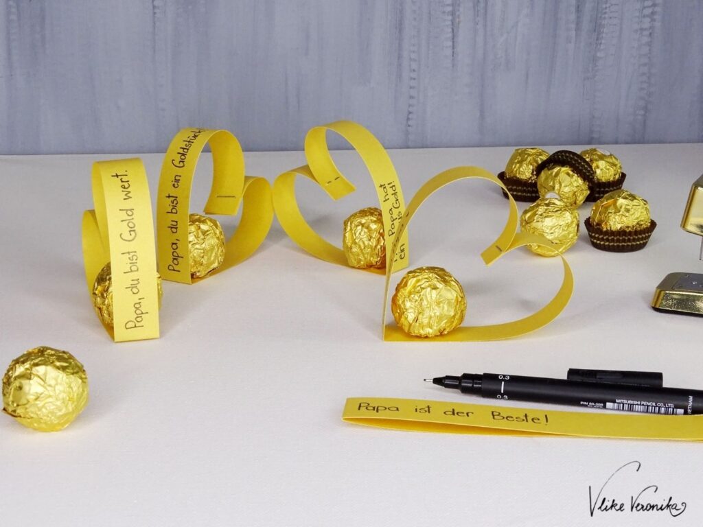 DIY-Geschenke für Papa zum Basteln mit Kindern: Goldene Herzen aus Papier zum Vatertag