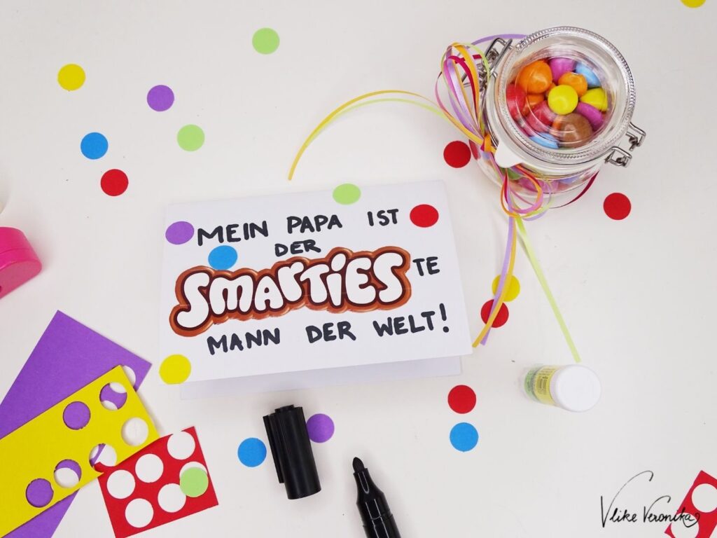 Der schlauste Papa der Welt bekommt Smarties zum Vatertag geschenkt.