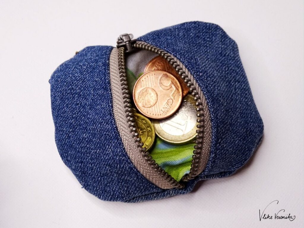 Das kleine Geldbörserl aus Jeansresten ist im Handumdrehen genäht. Noch mehr Upcycling-Ideen aus alten Jeans findest du bei VlikeVeronika.