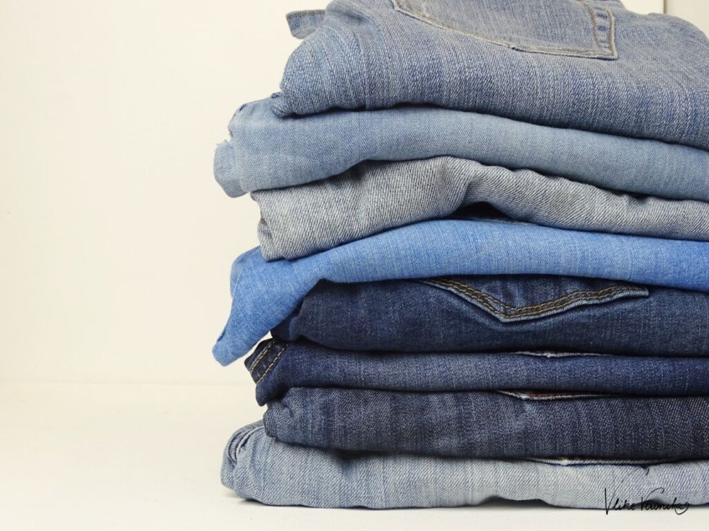 Hier findest du acht Upcycling-Ideen aus alten Jeans.