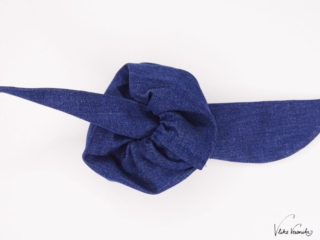 Fädle die Jeansschleife durch das Scrunchie aus alten Jeans.