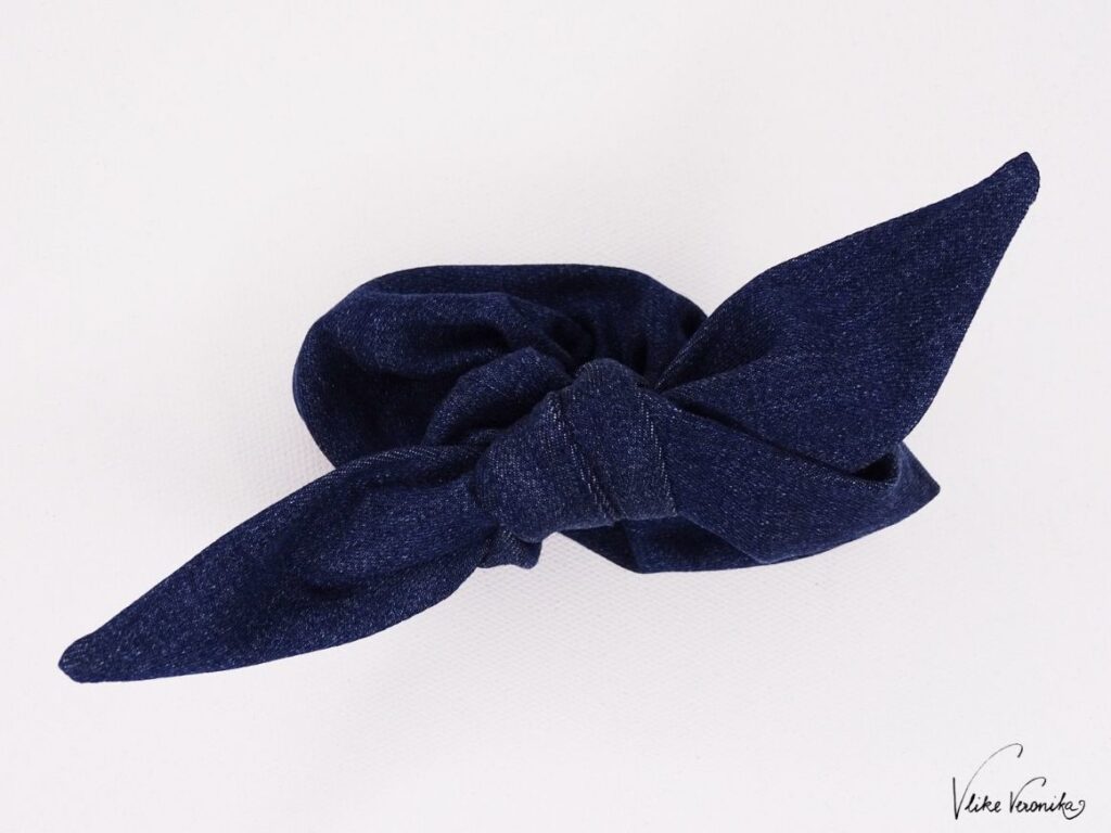 Eine alte Jeans wird zum Scrunchie mit Masche - so cool ist Upcycling mit zerrissenen Jeans.