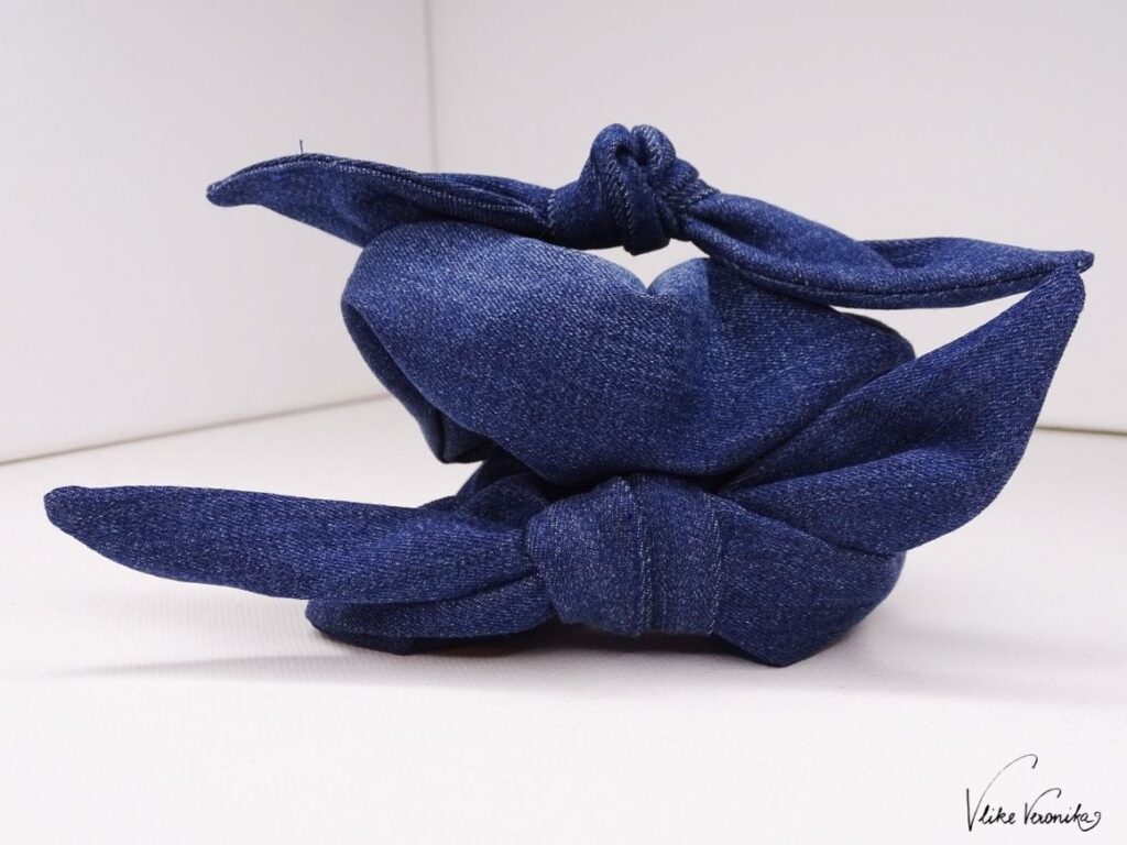 Scrunchies aus Jeansresten zu nähen ist eine Ressourcenschonende Upcycling-Idee für alte Jeans.