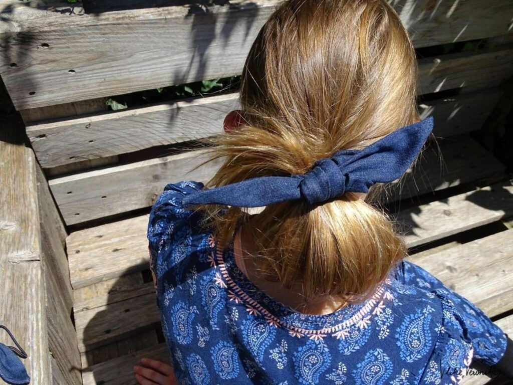 Das Scrunchie mit Schleife kannst du zum Zusammenbinden deiner Haare verwenden oder als Accessoire am Handgelenk tragen.