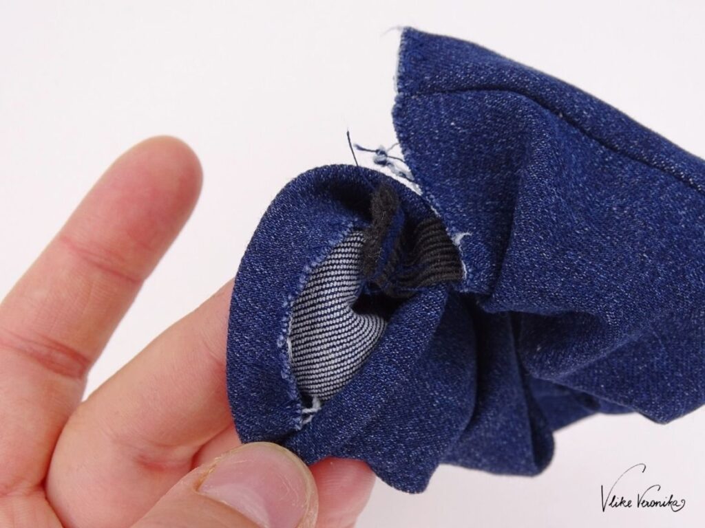 Ein tolles Upcycling-DIY-Projekt mit alten Jeans sind Scrunchies und Haarbänder.