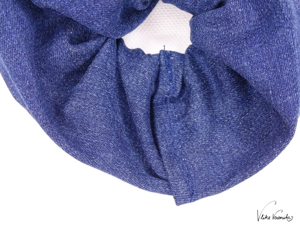 Das Scrunchie aus einer alten Jeans ist ein einfaches DIY-Projekt zum Nähen für Anfänger.