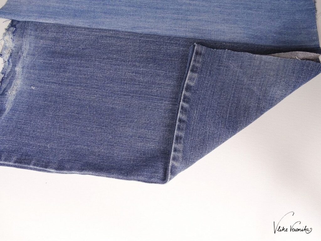 Die Unterkante des Turnbeutels ist die seitliche Beinnaht meiner alten Jeans.