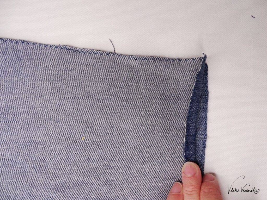 Der Turnbeutel aus alten Jeans braucht oben einen Tunnelzug für die Baumwollkordel.