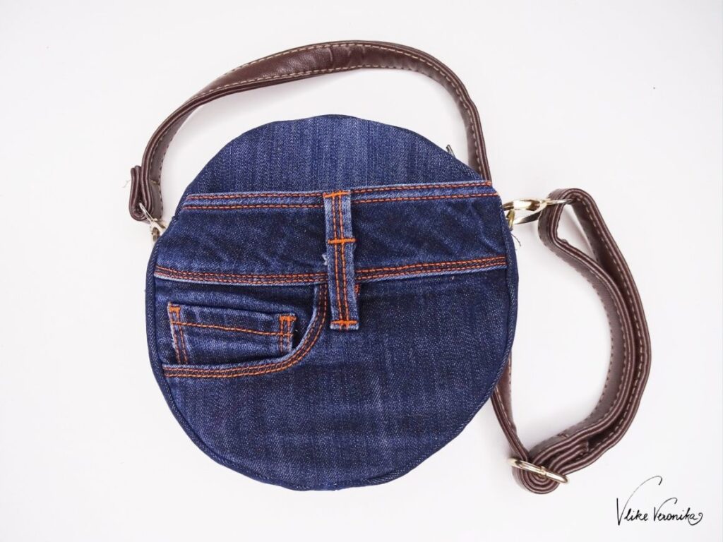 Nähe dir eine runde Tasche aus alten Jeans mit dem Schnittmuster Rondabelita von LaLilly Herzilein.