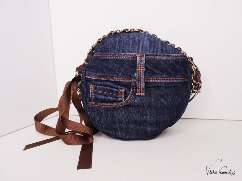 Eine runde Tasche ist eine von vielen grandiosen Upcycling-Ideen aus alten Jeans.