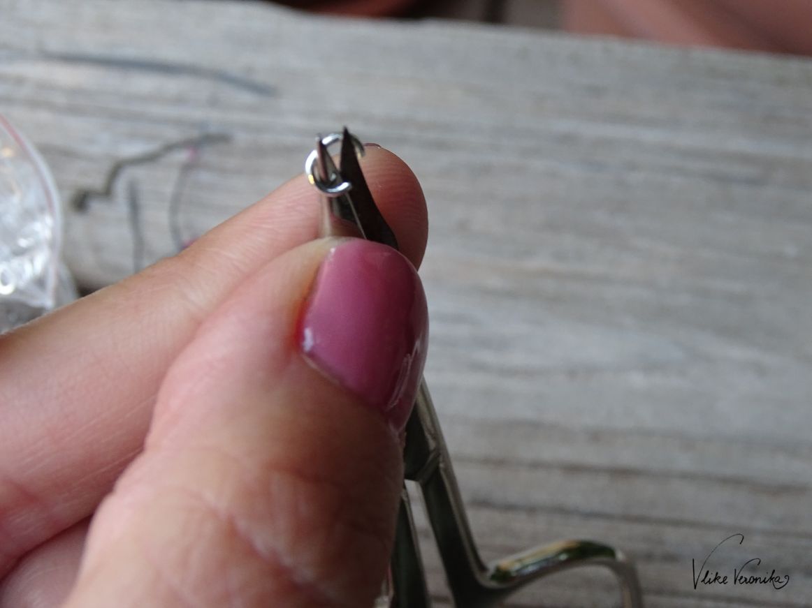 Spaltringe sind ideal für kleine Schmuckquasten. Du kannst sie mit einer Nagelschere öffnen.