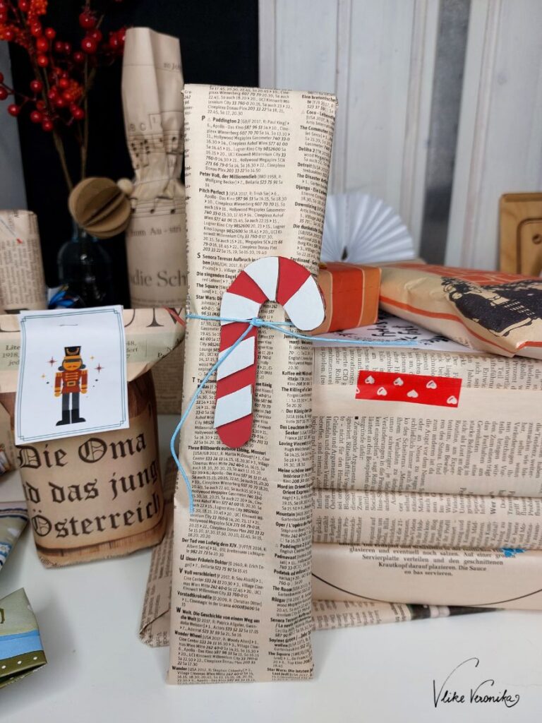 Verpacke Geschenke in Zeitungspapier und hänge kleine Bits and Pieces drauf.