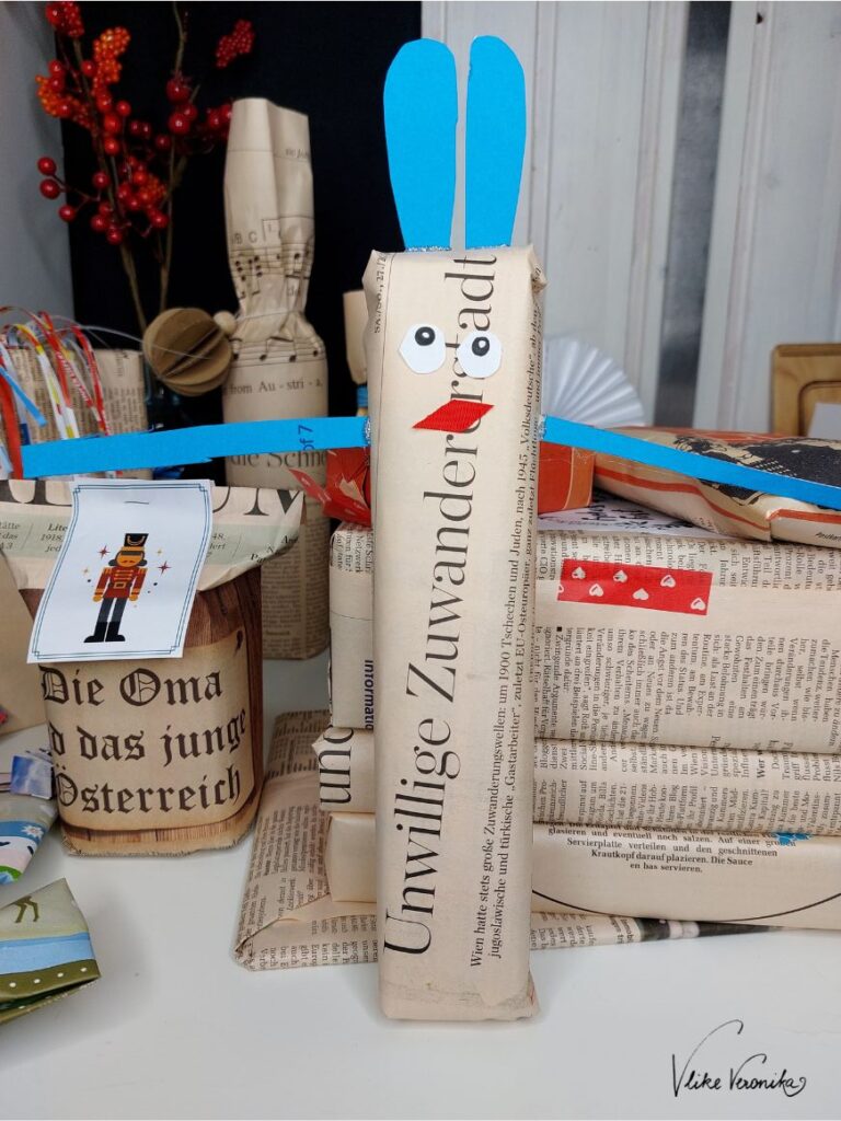 Ein Hasenmonster aus Zeitungspapier unterm Weihnachtsbaum