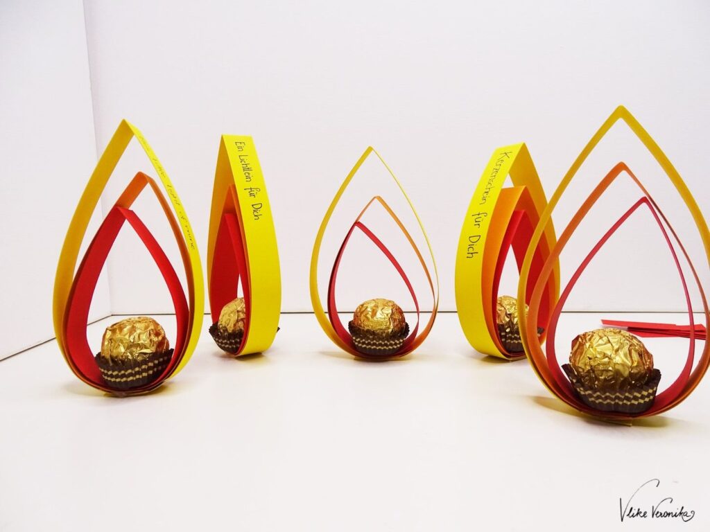 Kleines Mitbringsel für Weinachten mit Ferrero Rocher und Flammen aus Papier mit Bastelanleitung.