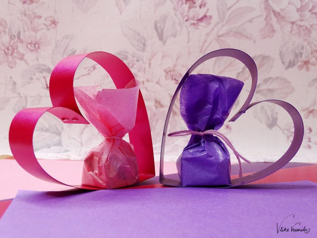 Bastle dir diese Herzen aus Papier mit einer Praline als kleines DIY-Geschenk zum Valentinstag in nur 5 Minuten selbst.