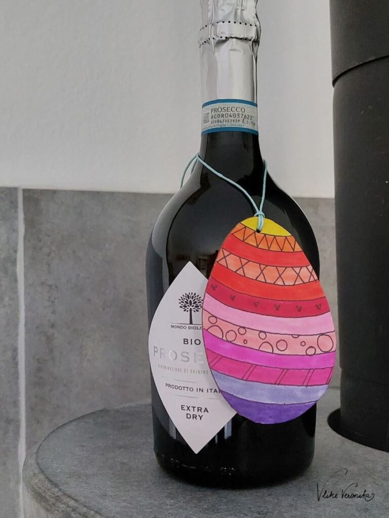 Mit Karton kannst du auch Mitbringsel und Geschenkanhänger für Ostern basteln