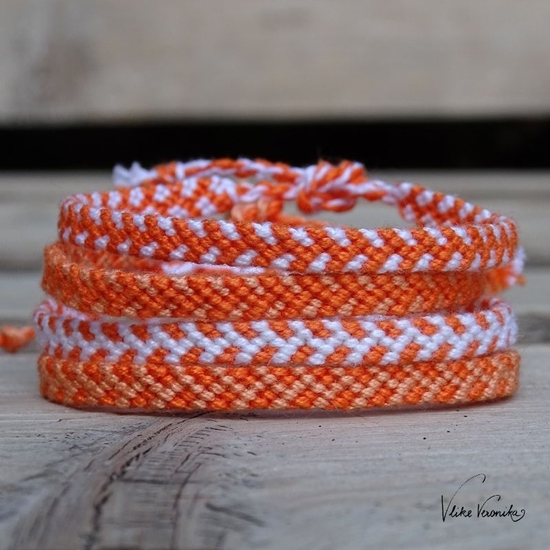 Orange, Weiß und Lachs - drei Häkelgarnfarben, die super Freundschaftsbandkombinationen ermöglichen.