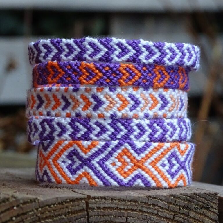 Fünf Freunschaftsbänder aus Häkelgarn mit geknüpftem Herzmuster.