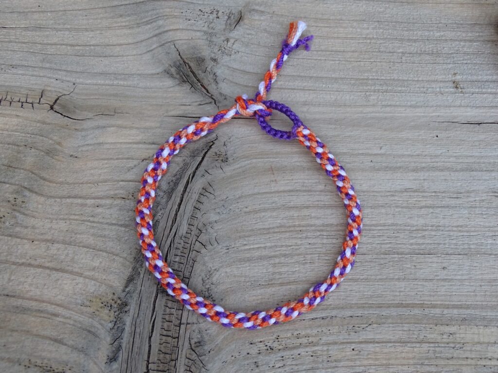 Das nach Knüpfen nach Kumihimomethode ist ganz einfach und sehr anders als "normales" Knüpfen von Armbändern.