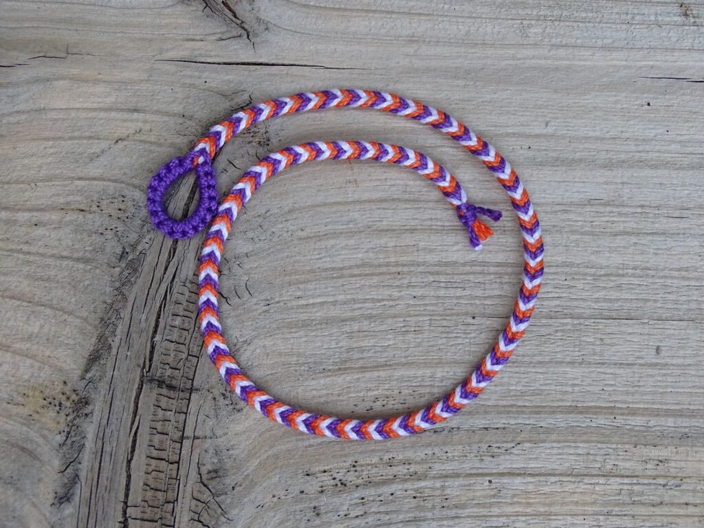 Geflochtenes Armband mit Fischgrätmuster.