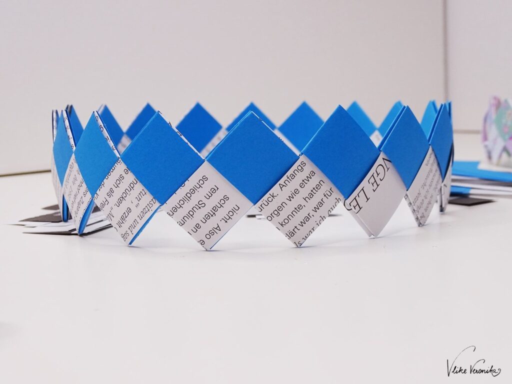 Die Geburtstagskrone aus Papier nach Origamifalttechnik ist wahnsinnig stabil und reißfest.