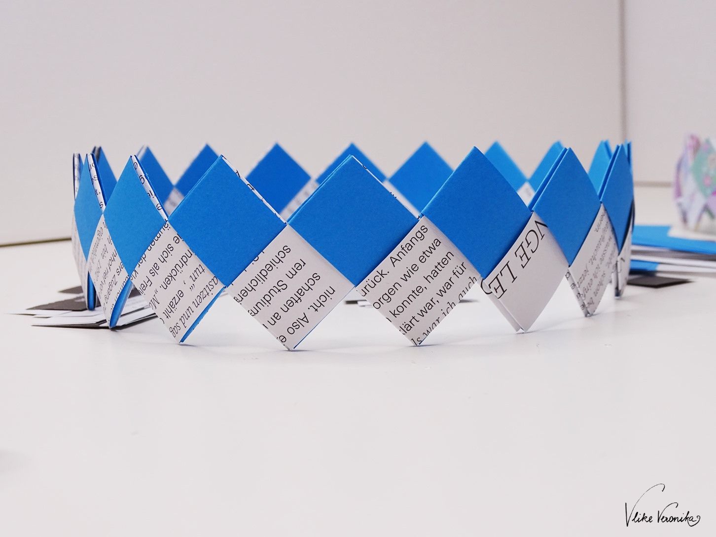 Die Geburtstagskrone aus Papier nach Origamifalttechnik ist wahnsinnig stabil und reißfest.