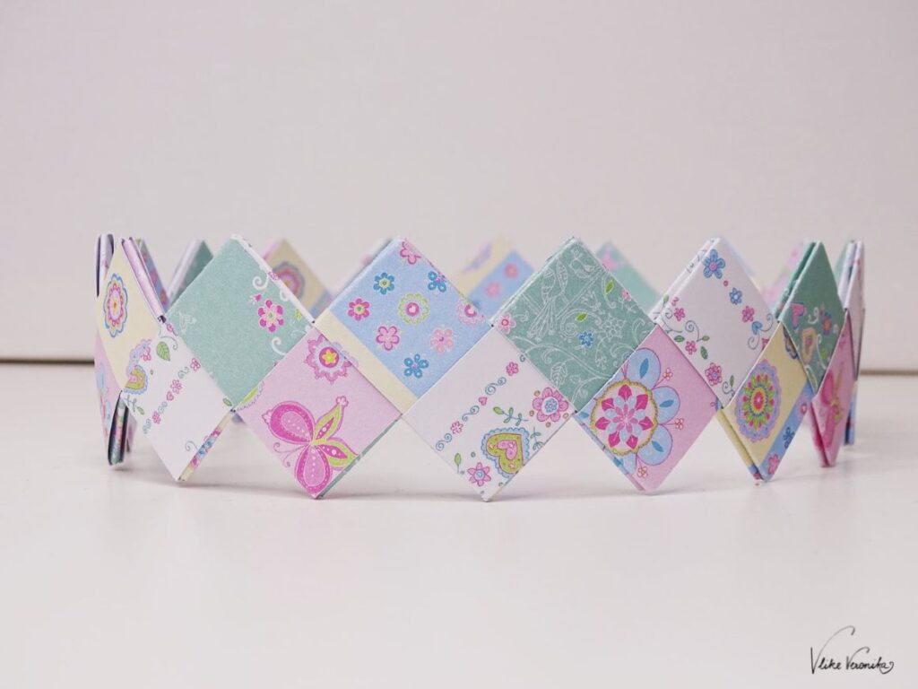Die bunte Geburtstagskrone aus Papier passt auf jeden Kinderkopf.