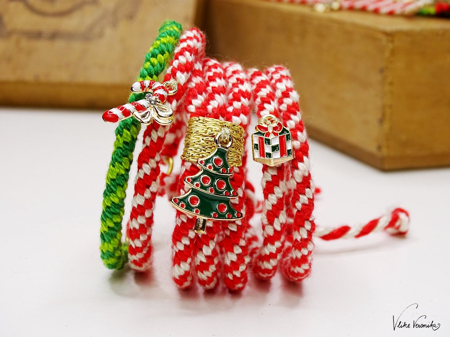 Die rot-weiß gekringelten Candy-Cane-Armbänder sind dein Must-have für den Advent.