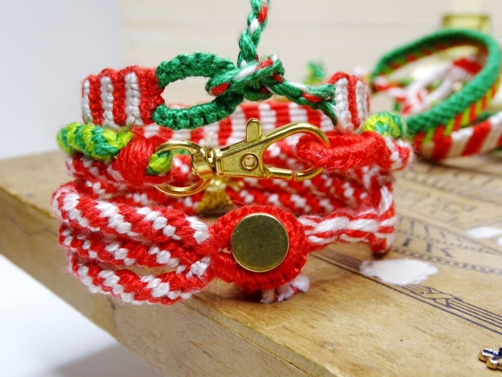 Knüpfe dir Candy-Cane-Armbänder mit verschiedenen Verschlüssen wie Knöpfen und Karabinerhaken.