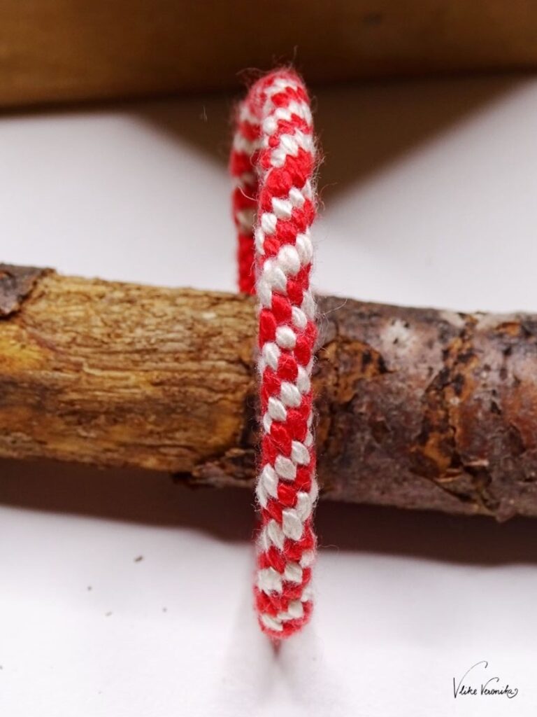 Das süße Candy-Cane-Armband kannst du dir nach der kostenlosen Knüpfanleitung von V like Veronika selbst knüpfen und verschenken.