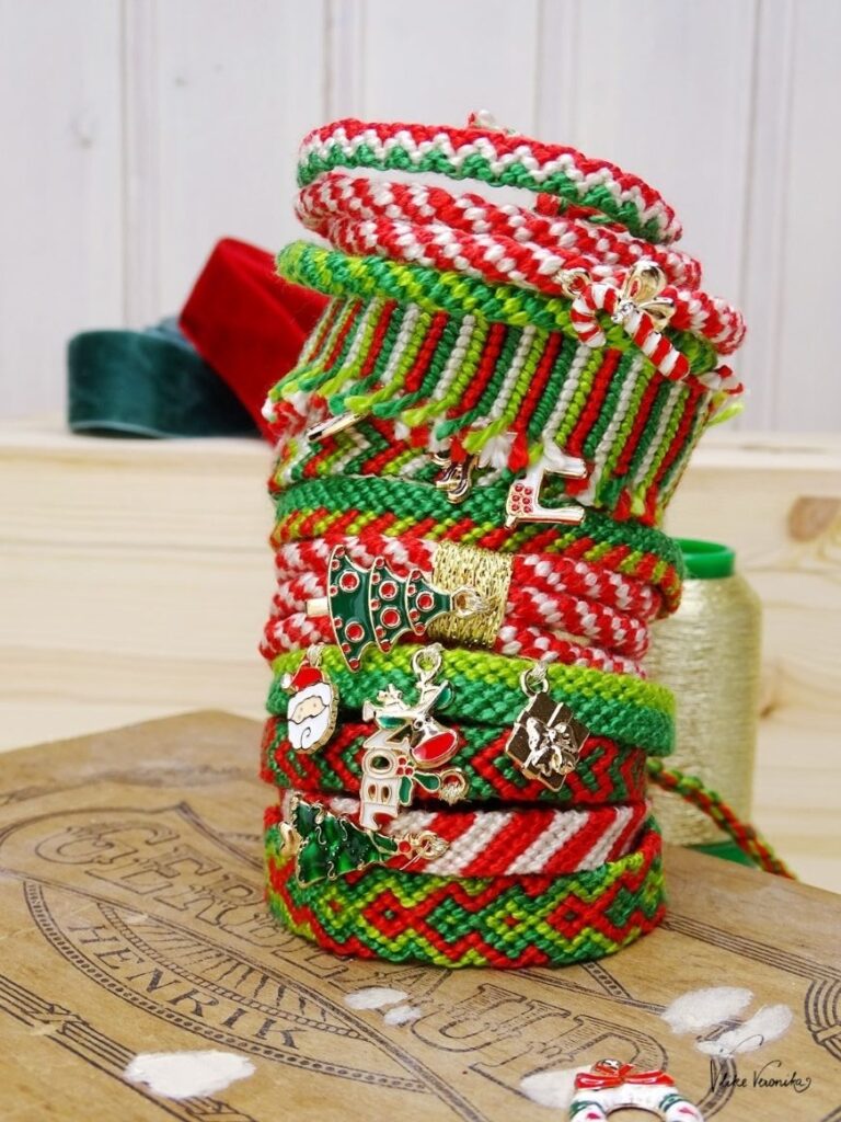 Knüpfanleitungen und Musterideen für Freundschaftsbänder mit Anhängern mit Weihnachtmotiven.
